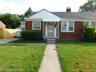 18557 Roscommon Street, Harper Woods, MI 48225