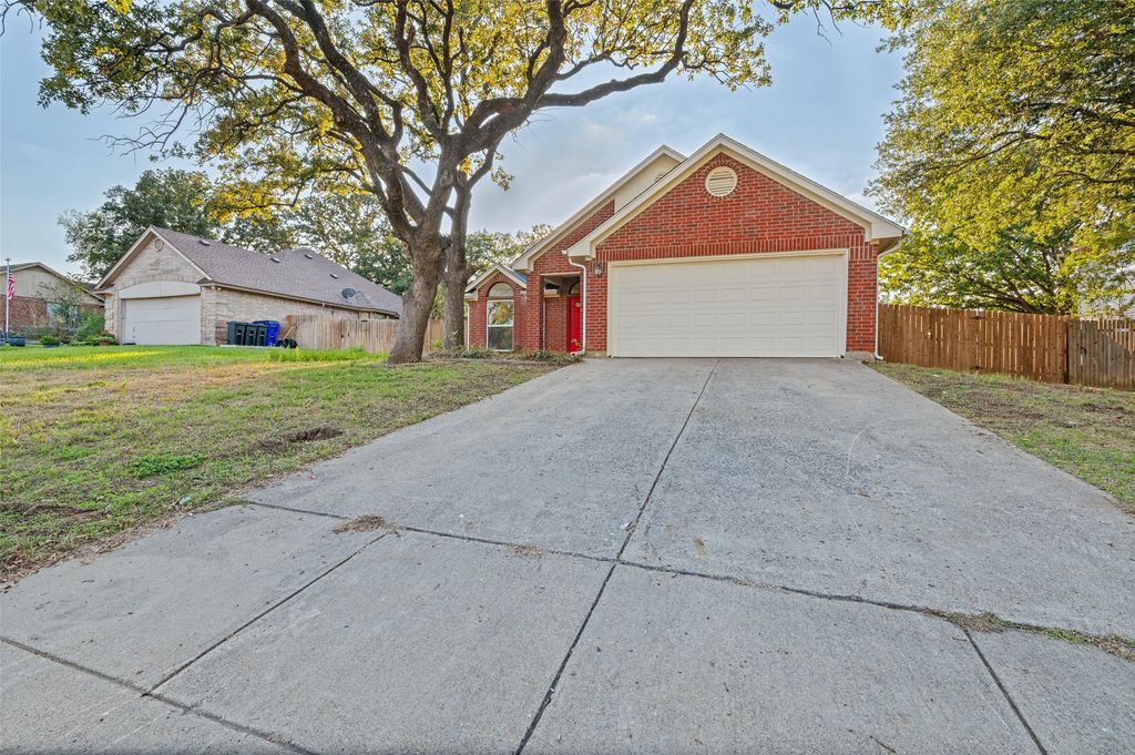 605 Reeves Lane, Kennedale, TX 76060 — photo 2