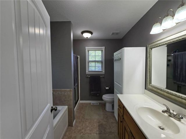 241 NW 66 Road, Clinton, MO 64735