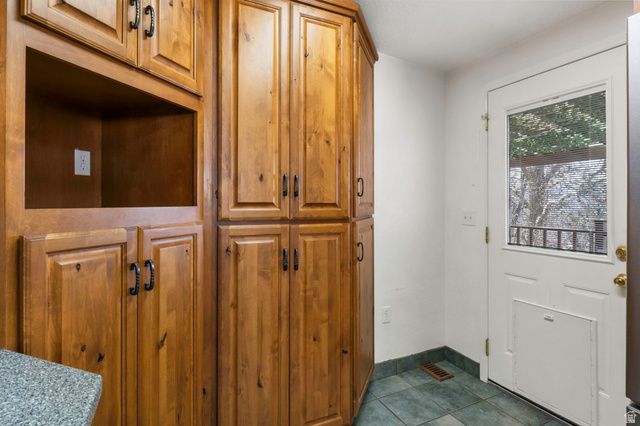 8492 S FAYEWAY DR, Sandy, UT 84094