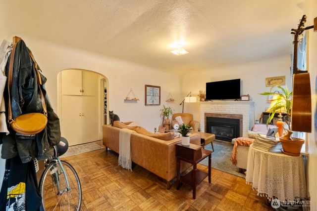 9716 Greenwood Avenue N, Seattle, WA 98103