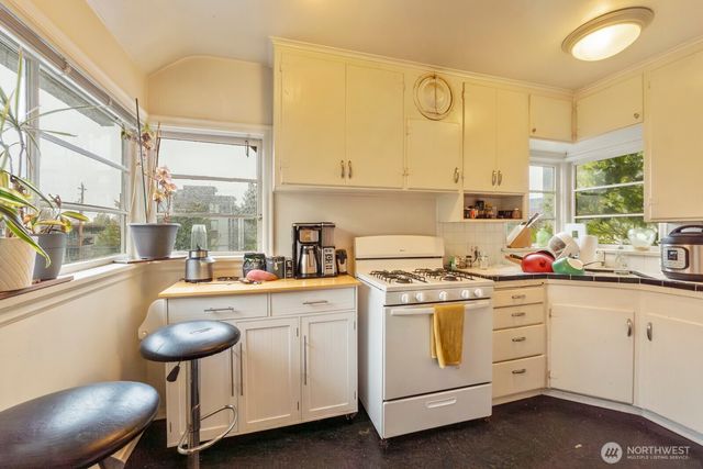 9716 Greenwood Avenue N, Seattle, WA 98103