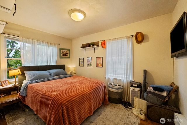 9716 Greenwood Avenue N, Seattle, WA 98103