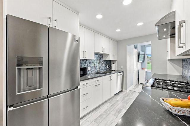 1898 SHORE DRIVE S 208, South Pasadena, FL 33707