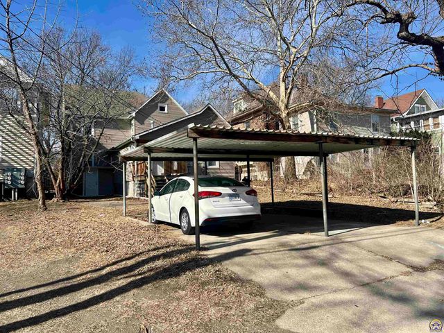 1614 SW College AVE, Topeka, KS 66604