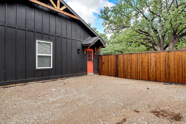 90 Live Oak Street, Alvarado, TX 76009