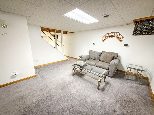 122 Helga Dr, Clay Twp, PA 16061