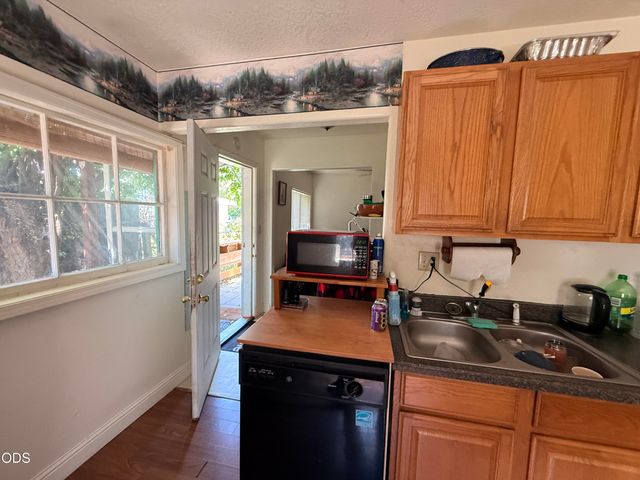 411 SE L Street, Grants Pass, OR 97526