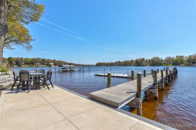 15945 Orchard Point Drive, Spring Lake, MI 49456