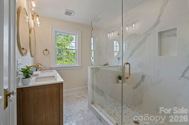 3114 N Center Street, Hickory, NC 28601