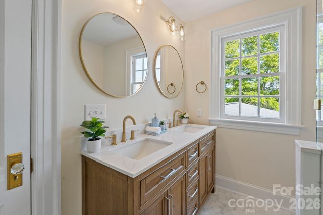 3114 N Center Street, Hickory, NC 28601