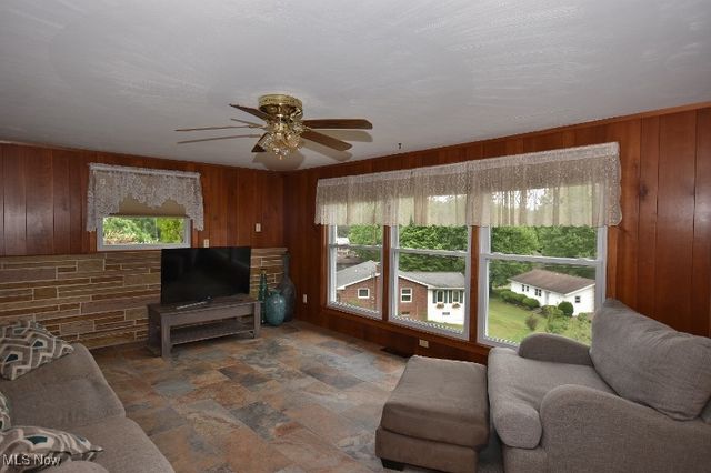 1121 Fiesta Road SW, Dellroy, OH 44620