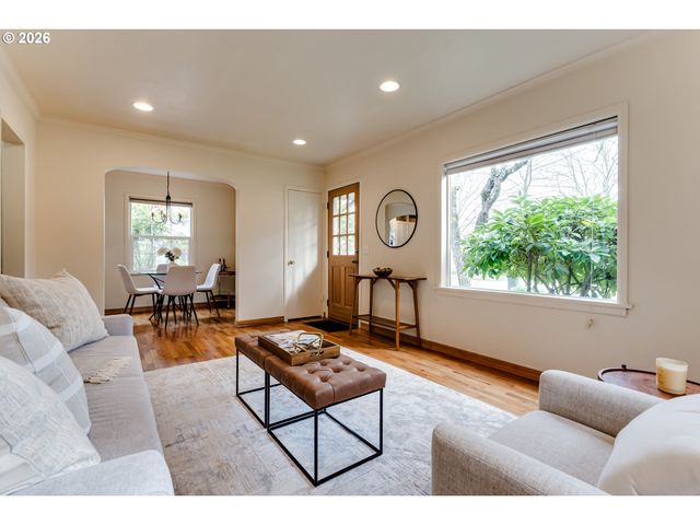 1924 FRIENDLY St, Eugene, OR 97405