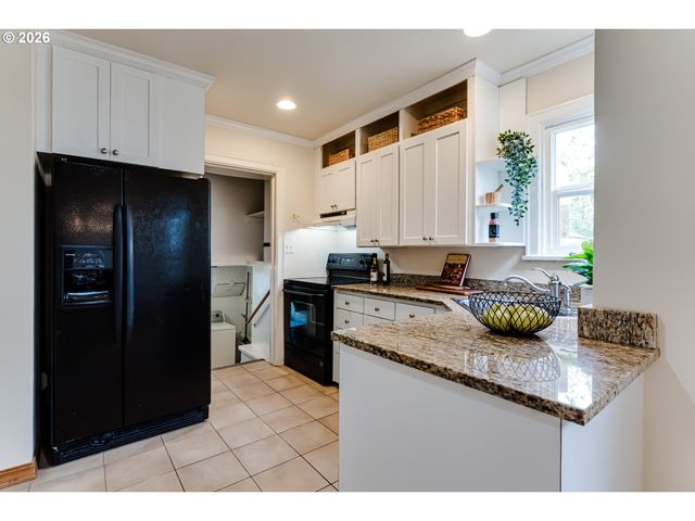 1924 FRIENDLY St, Eugene, OR 97405