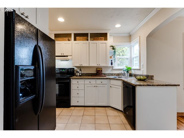 1924 FRIENDLY St, Eugene, OR 97405