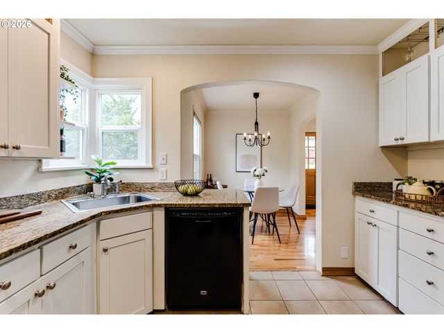 1924 FRIENDLY St, Eugene, OR 97405