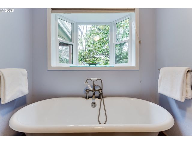 1924 FRIENDLY St, Eugene, OR 97405