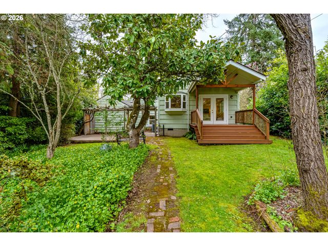 1924 FRIENDLY St, Eugene, OR 97405