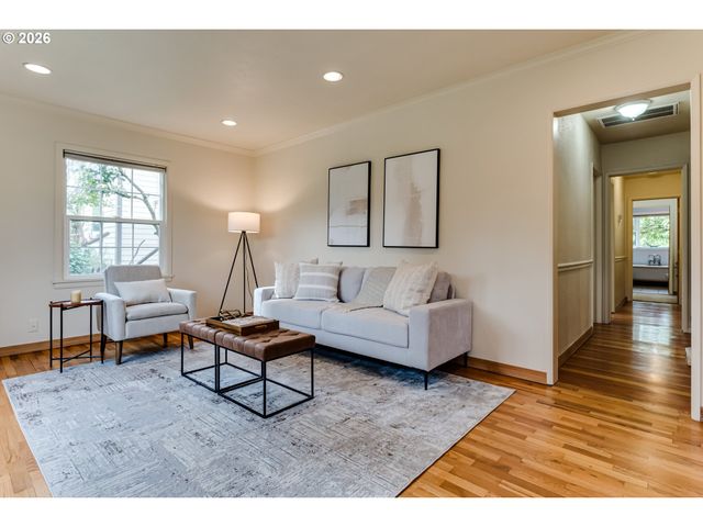 1924 FRIENDLY St, Eugene, OR 97405