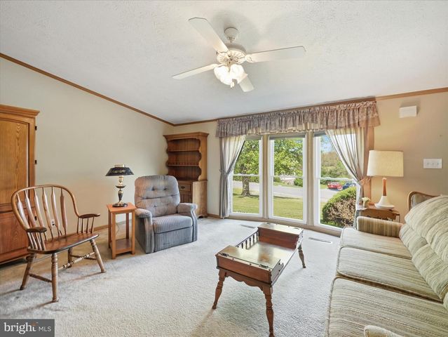 16 TEAL RD N, Martinsburg, WV 25405