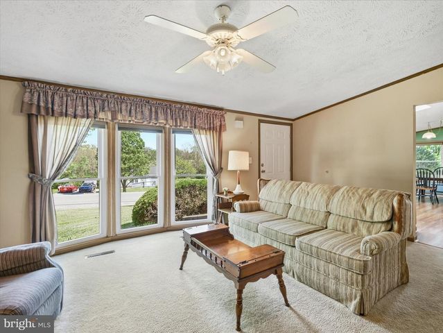16 TEAL RD N, Martinsburg, WV 25405