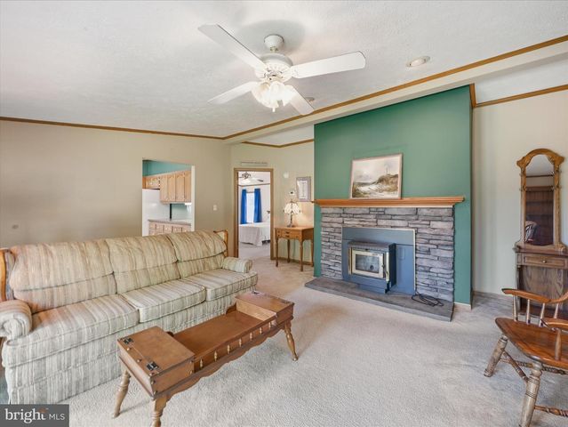 16 TEAL RD N, Martinsburg, WV 25405