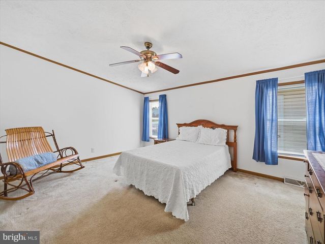 16 TEAL RD N, Martinsburg, WV 25405
