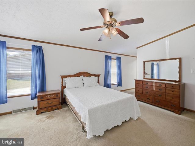 16 TEAL RD N, Martinsburg, WV 25405