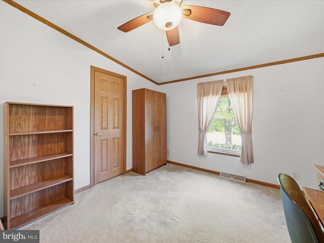 16 TEAL RD N, Martinsburg, WV 25405