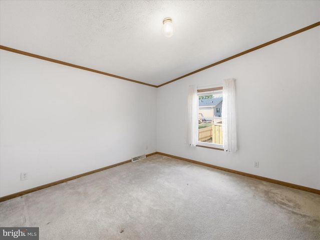 16 TEAL RD N, Martinsburg, WV 25405