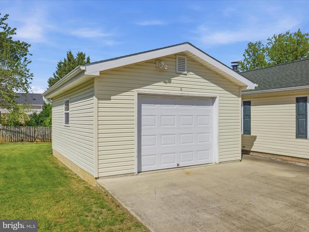 16 TEAL RD N, Martinsburg, WV 25405