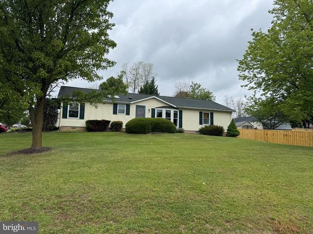 16 TEAL RD N, Martinsburg, WV 25405