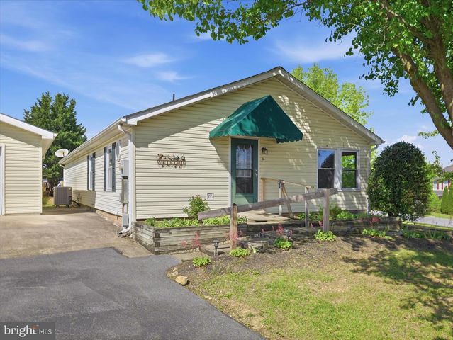 16 TEAL RD N, Martinsburg, WV 25405