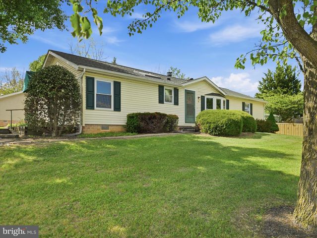 16 TEAL RD N, Martinsburg, WV 25405