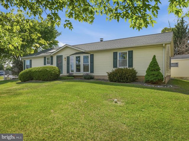 16 TEAL RD N, Martinsburg, WV 25405