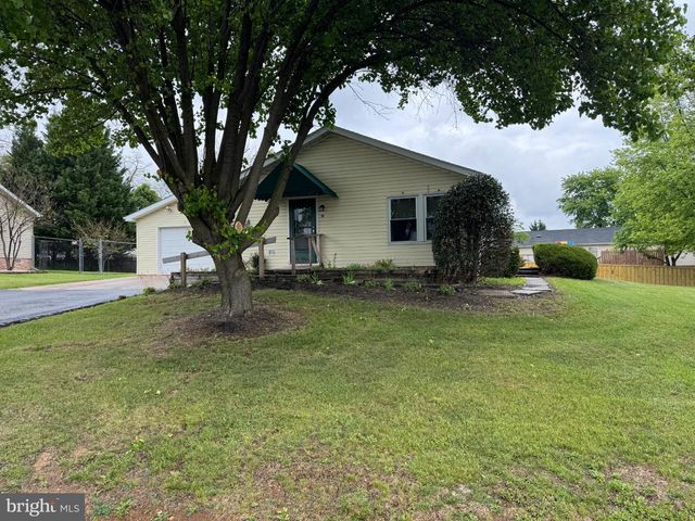 16 TEAL RD N, Martinsburg, WV 25405
