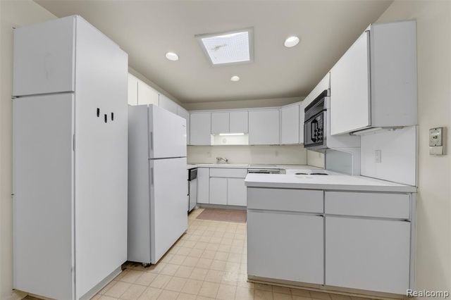 31915 W 14 Mile Road, Farmington Hills, MI 48334