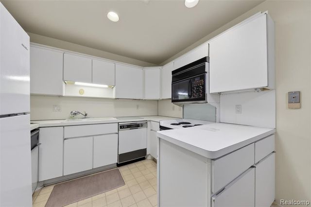 31915 W 14 Mile Road, Farmington Hills, MI 48334