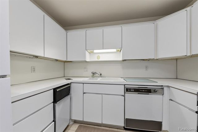 31915 W 14 Mile Road, Farmington Hills, MI 48334