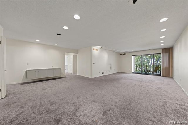 31915 W 14 Mile Road, Farmington Hills, MI 48334