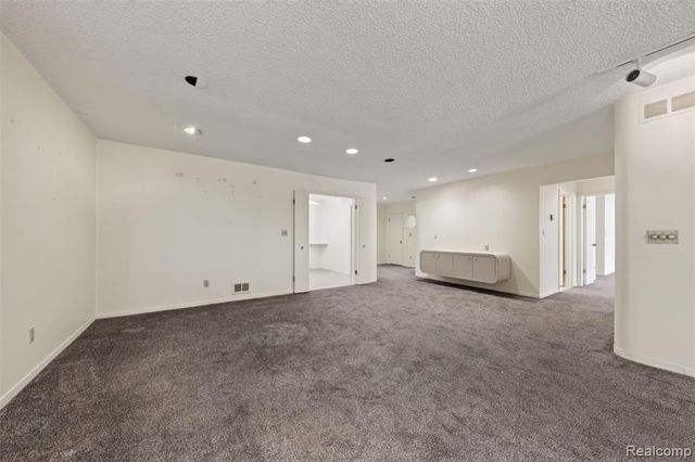 31915 W 14 Mile Road, Farmington Hills, MI 48334