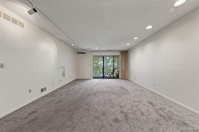 31915 W 14 Mile Road, Farmington Hills, MI 48334
