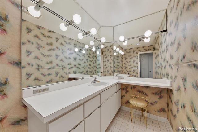 31915 W 14 Mile Road, Farmington Hills, MI 48334