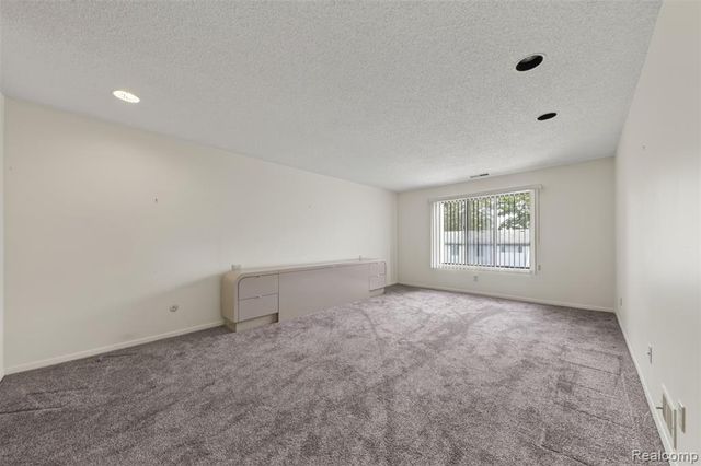 31915 W 14 Mile Road, Farmington Hills, MI 48334