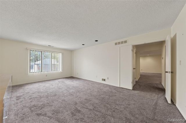 31915 W 14 Mile Road, Farmington Hills, MI 48334