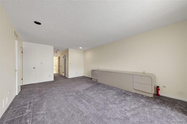 31915 W 14 Mile Road, Farmington Hills, MI 48334