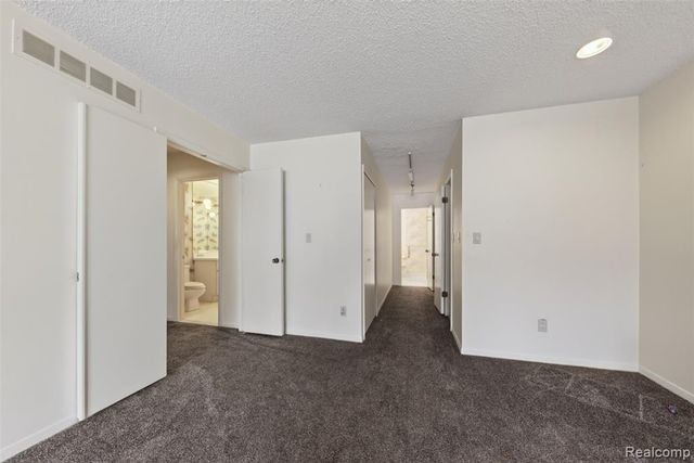 31915 W 14 Mile Road, Farmington Hills, MI 48334