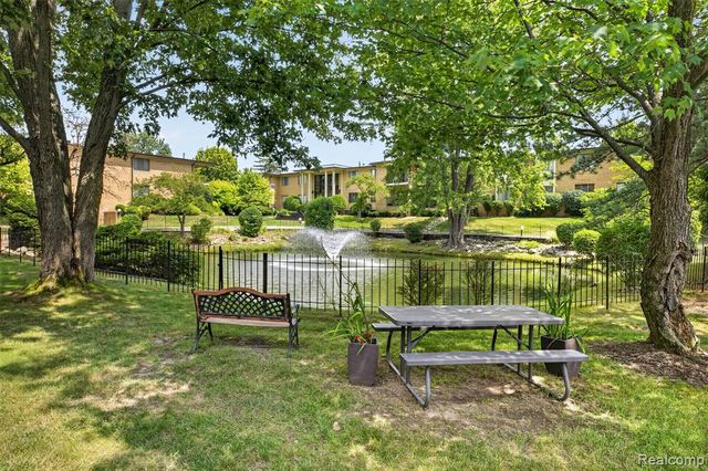 31915 W 14 Mile Road, Farmington Hills, MI 48334