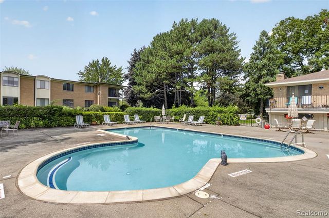 31915 W 14 Mile Road, Farmington Hills, MI 48334