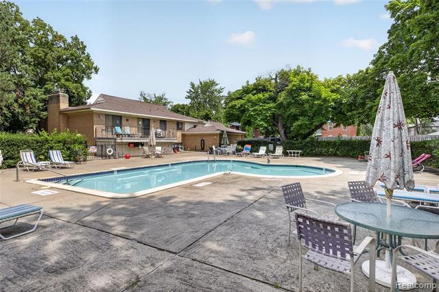 31915 W 14 Mile Road, Farmington Hills, MI 48334